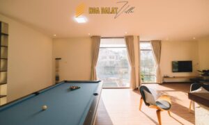 Phòng khách với bàn bida villa HDL 04
