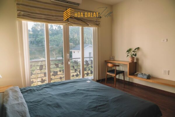 Phòng villa HDL 04 có cửa sổ lớn, view thoáng