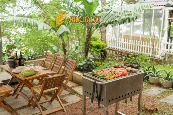 Khuôn viên Bit By Bit Villa rộng rãi lý tưởng để tổ chức BBQ